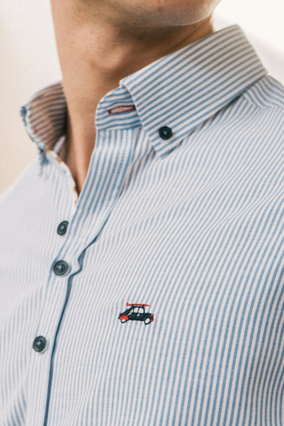 Camisa oxford rayas azules con detalles