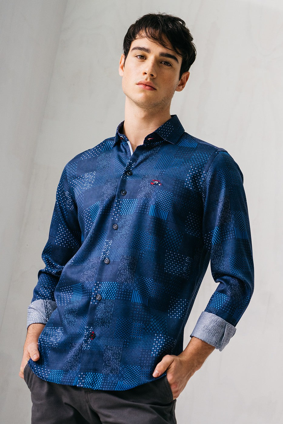 Camisa hombre con paneles tipo patchwork marino