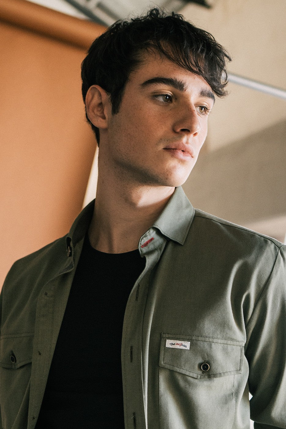 Sobrecamisa hombre color caqui con bolsillos con solapa