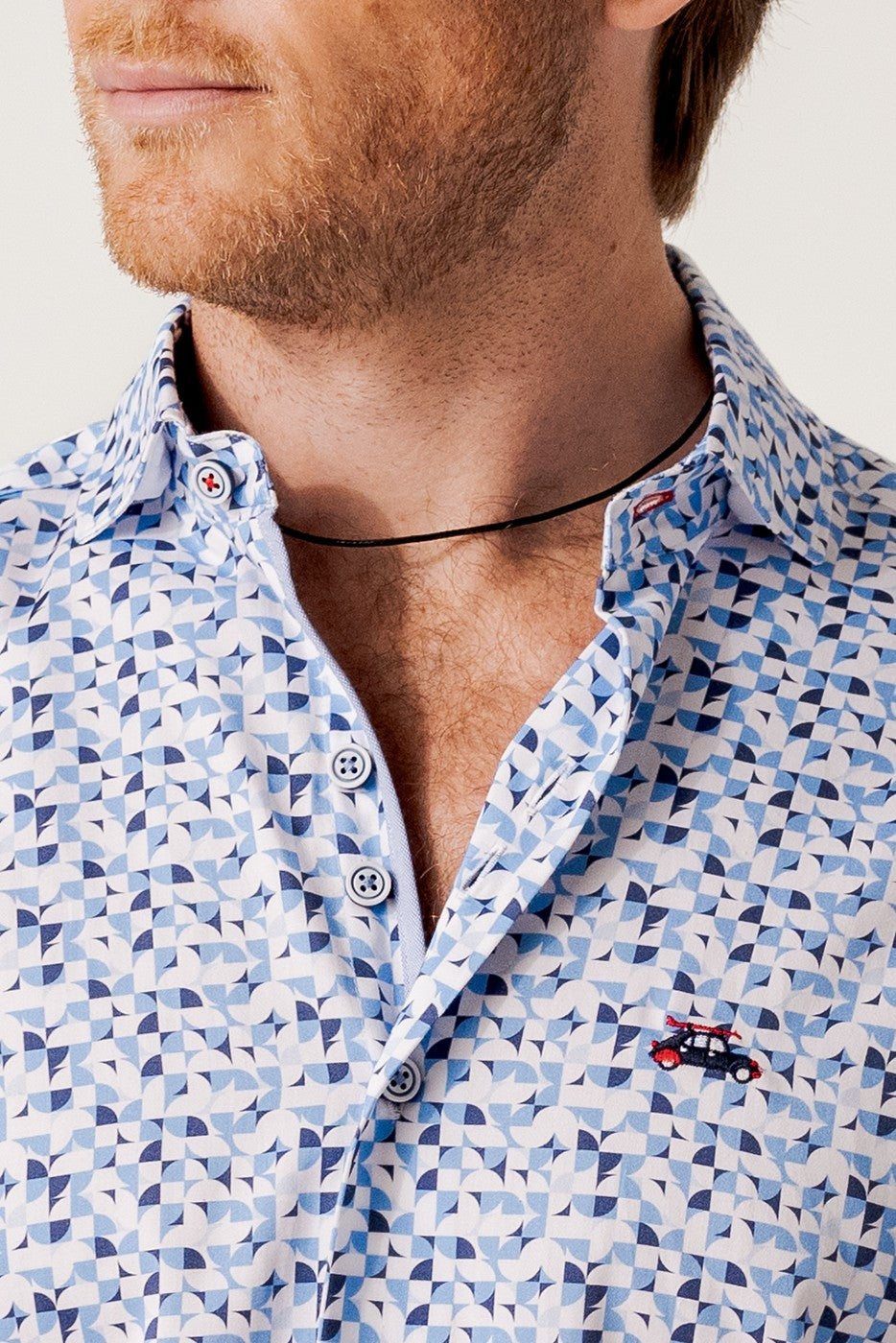 Camisa slim fit estampado geométrico tonos azules