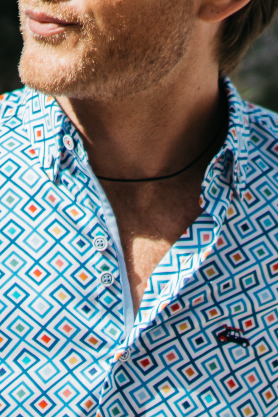 Camisa slim fit estampado geométrico multicolor