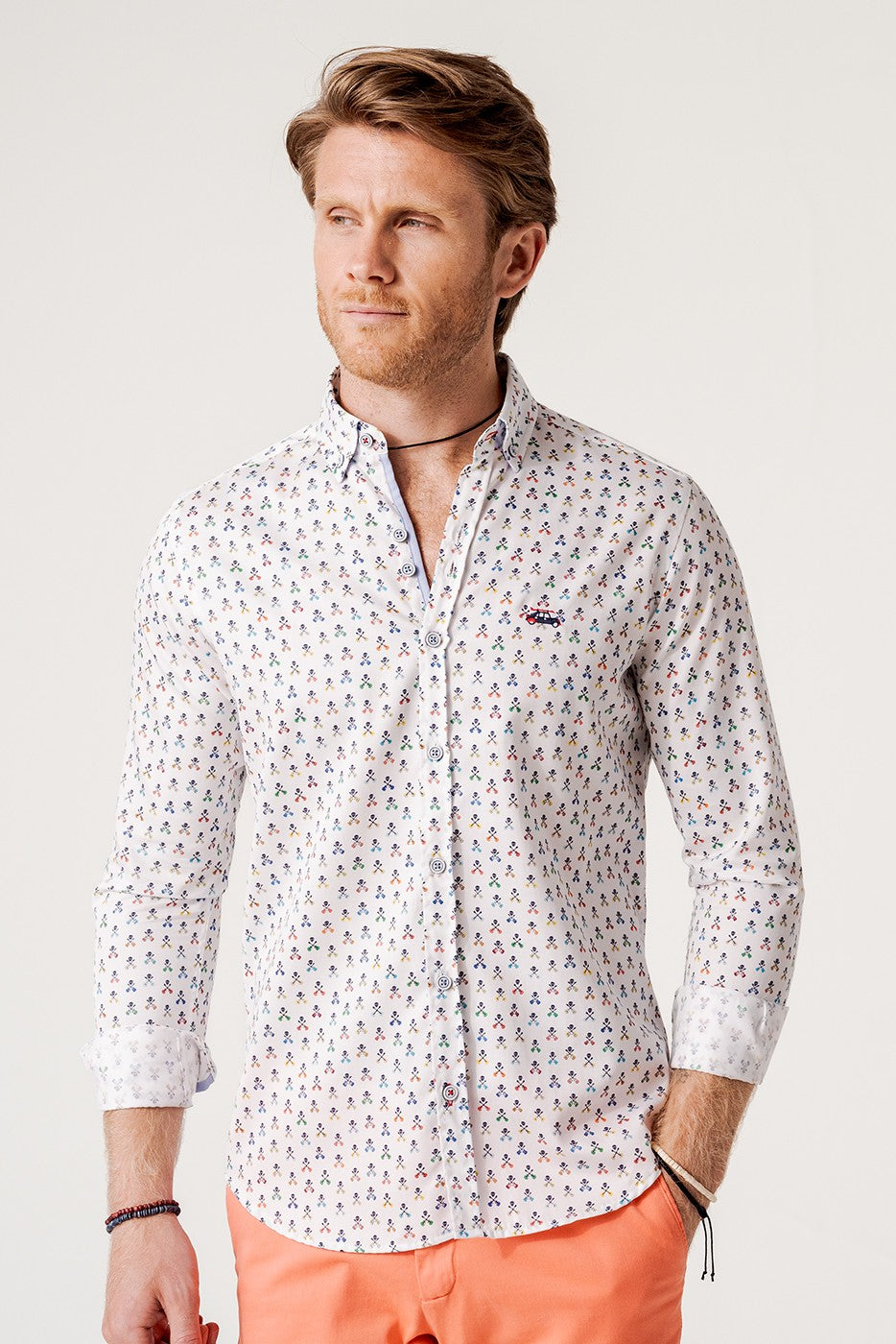 Camisa estampada hombre calaveras y guitarras multicolor
