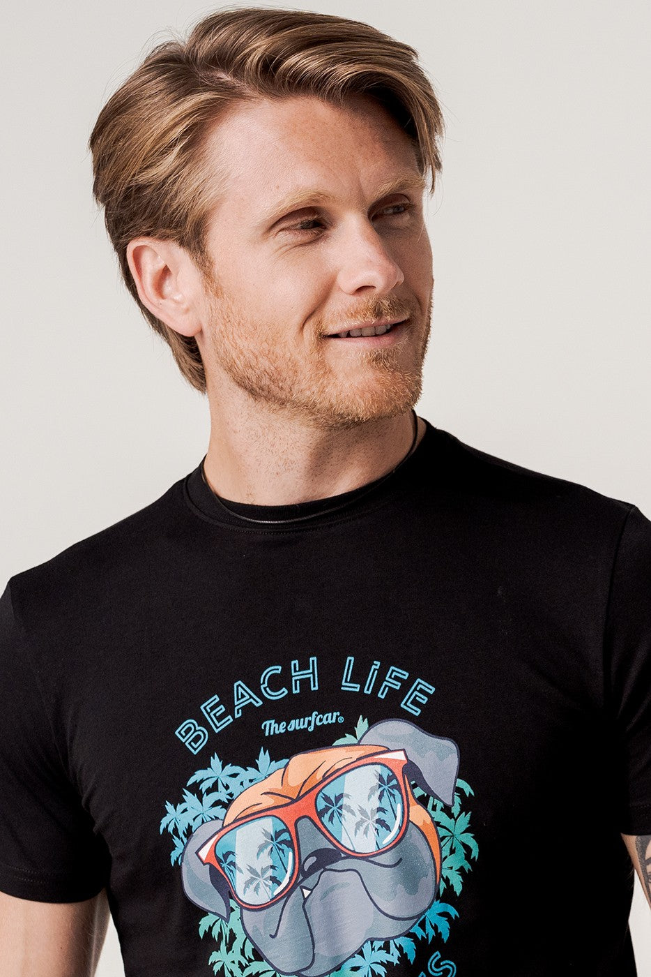 Camiseta negra manga corta perro bulldog "Beach Life. Good vibes"
