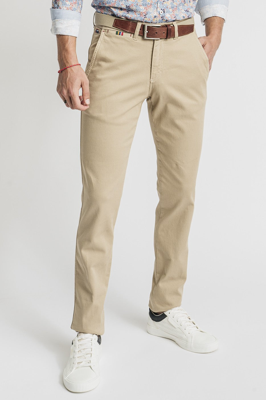 Pantalón chino slim fit color beige