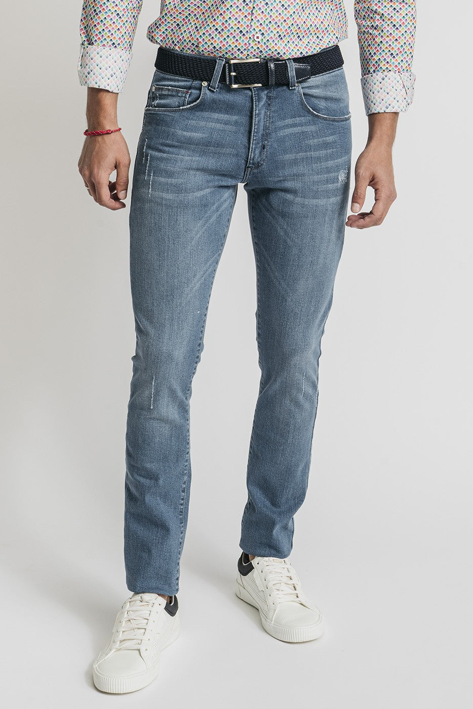 Pantalón vaquero con bigotes