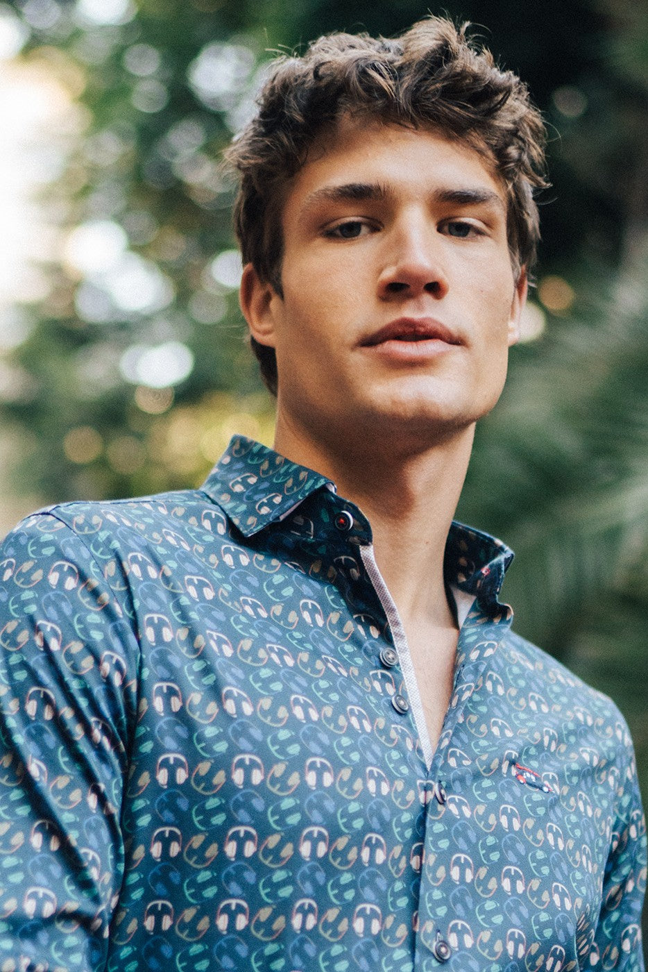 Camisa slim fit estampado auriculares fondo azul