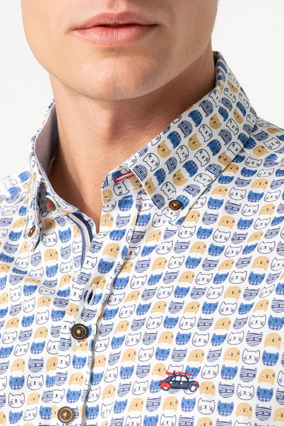 Camisa hombre estampada gatos fondo blanco