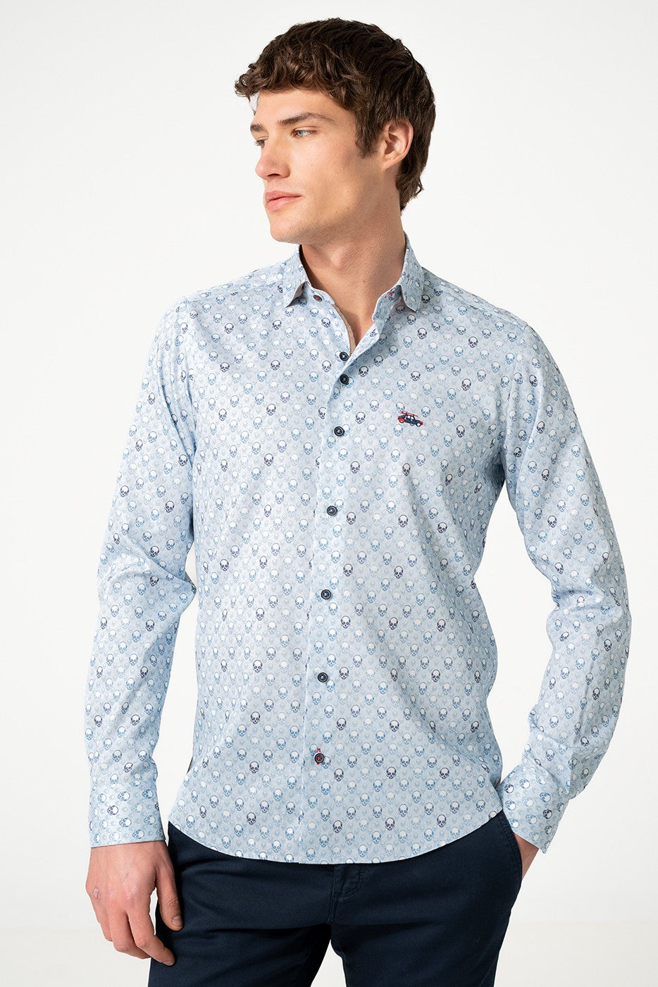 Camisa estampado calaveras en fondo celeste