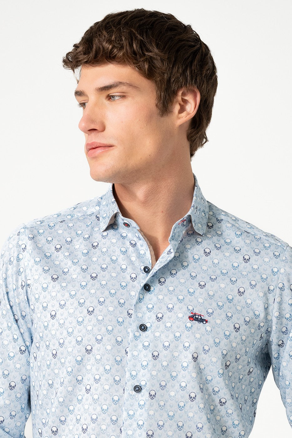 Camisa estampado calaveras en fondo celeste