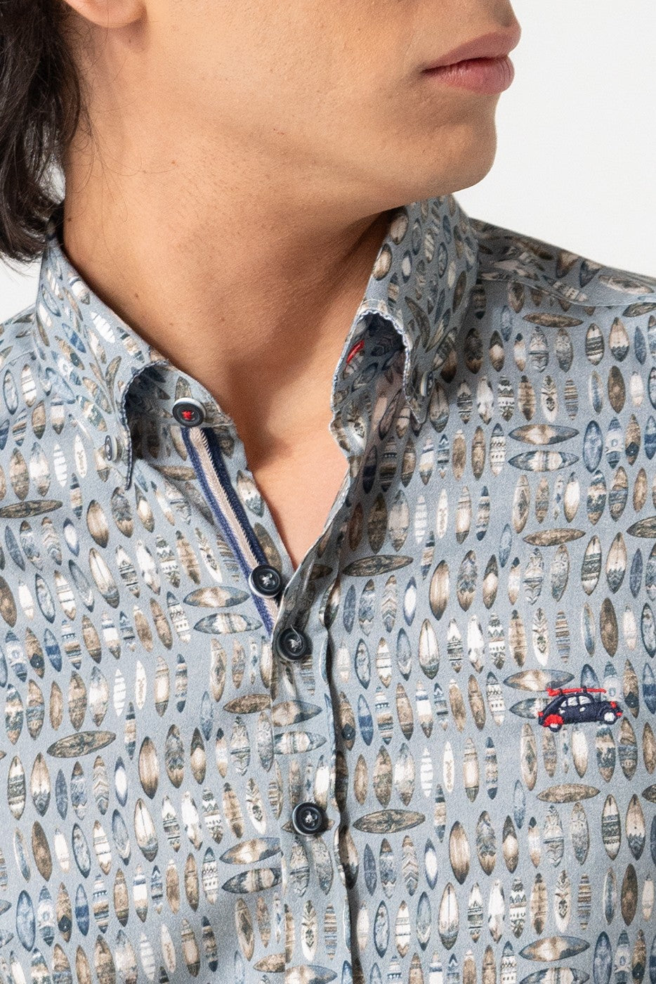 Camisa slim fit hombre estampado tablas de surf en fondo gris