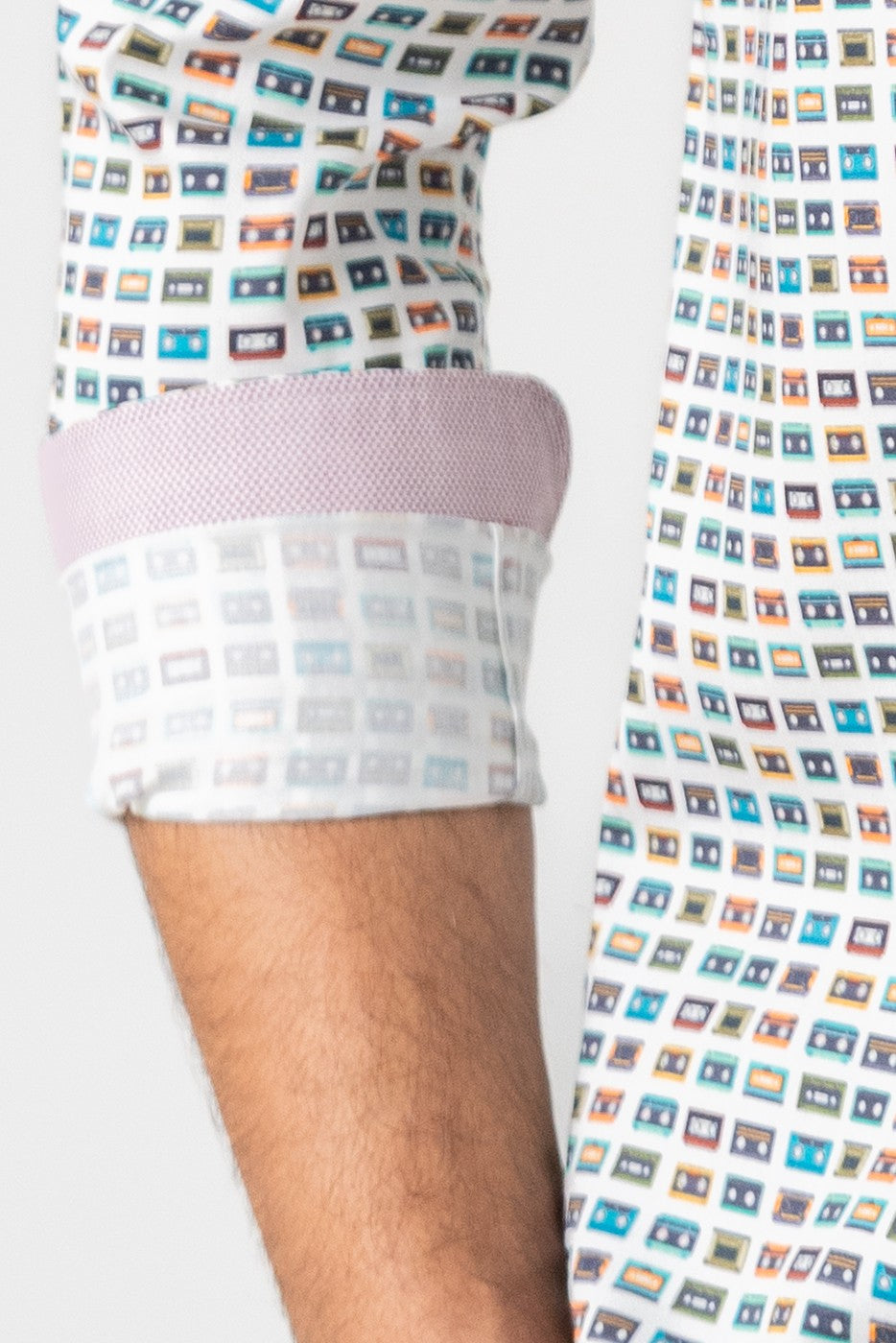 Camisa estampada multicolor casetes fondo blanco