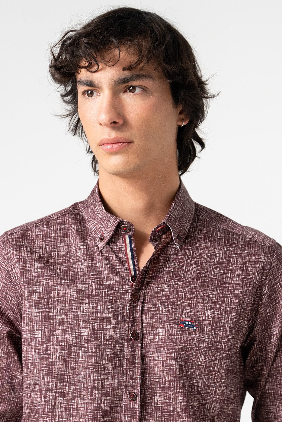 Camisa hombre estampado granate