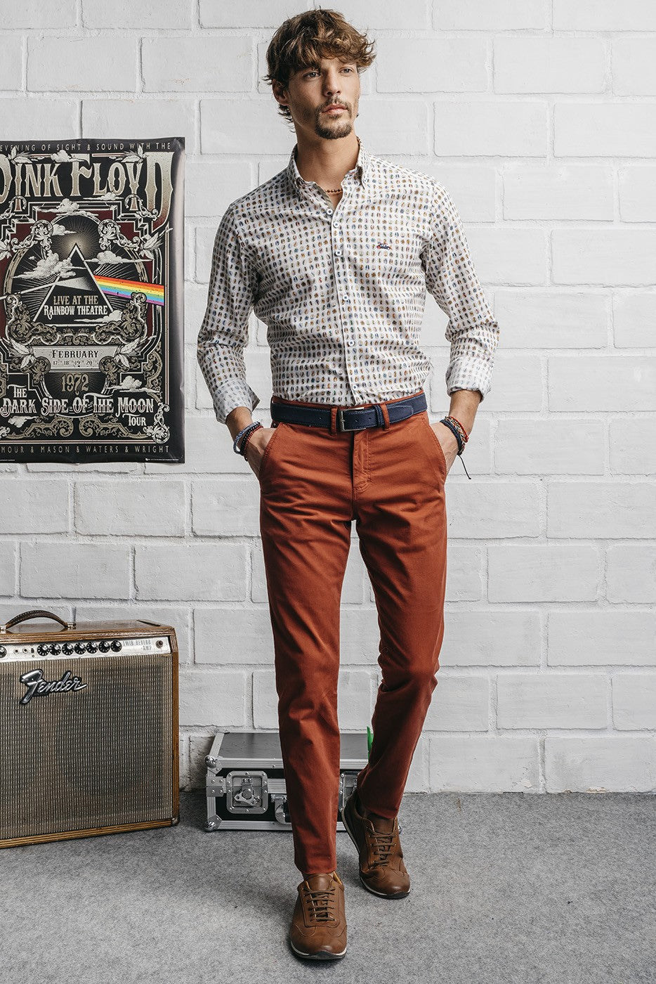 Pantalón chino slim fit color caldera