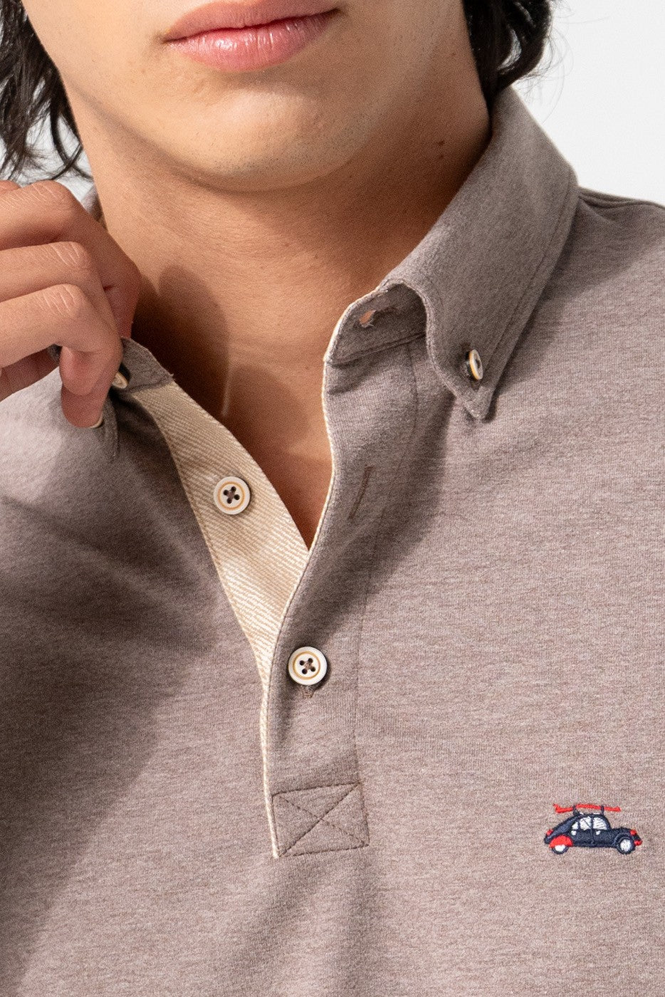 Polo de punto cuello camisero beige