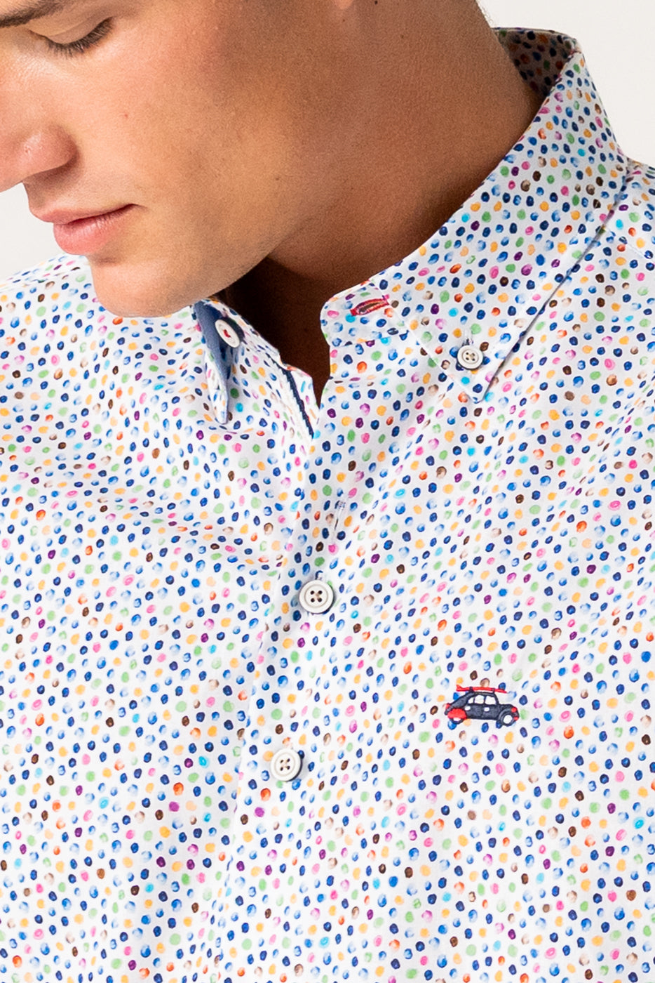 Camisa hombre estampado puntos colores