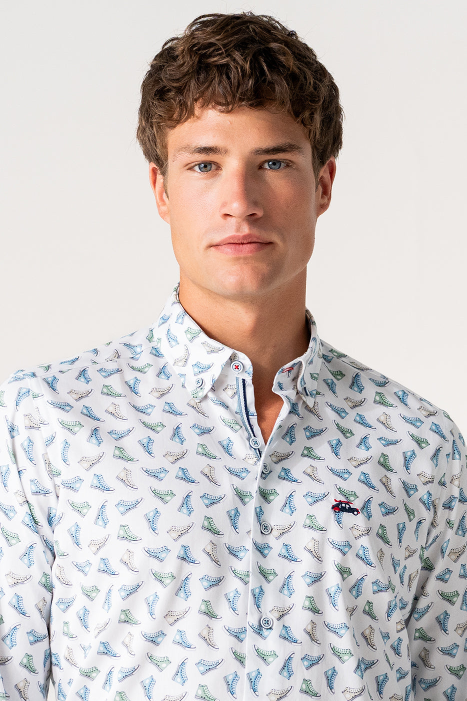Camisa estampado zapatillas colores hombre