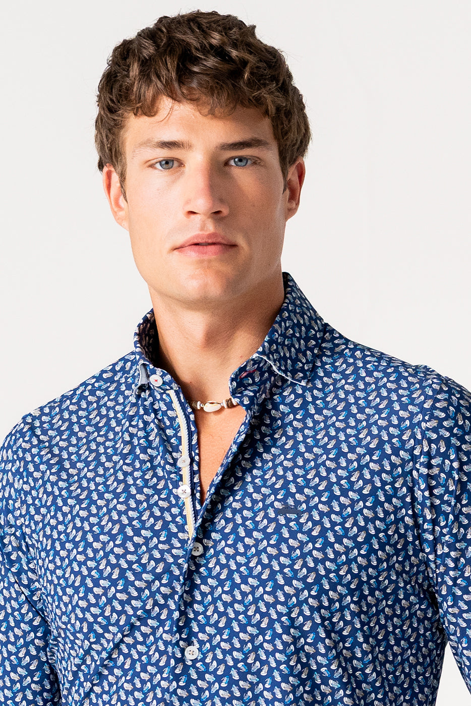 Camisa hombre tejido técnico estampado zapatillas marino