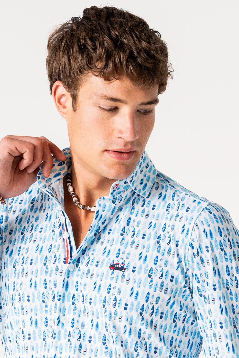Camisa hombre estampado tablas surf en tejido técnico