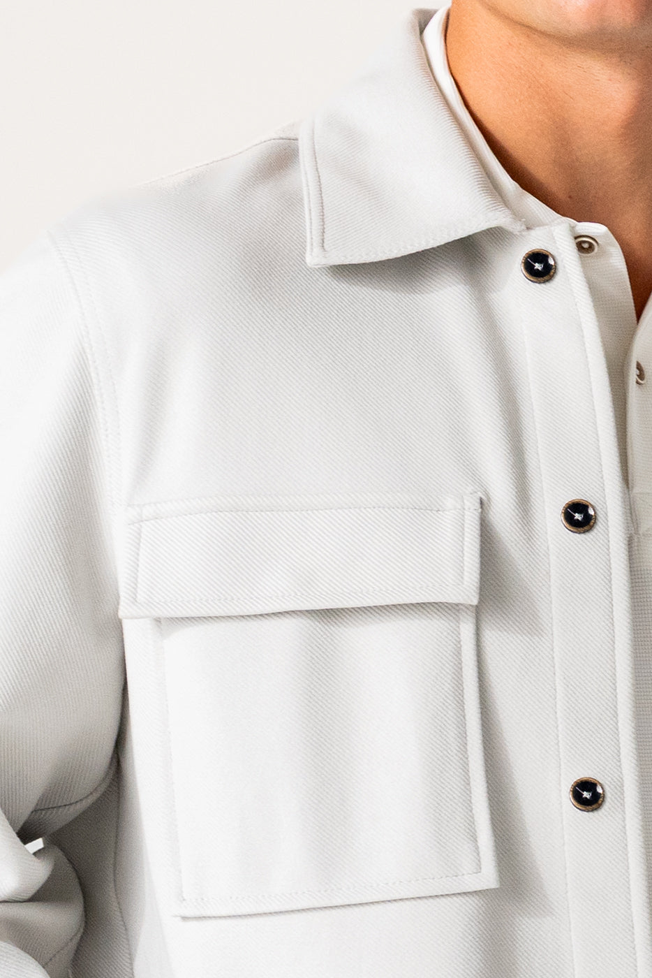 Sobrecamisa hombre blanca con bolsillos con tapa