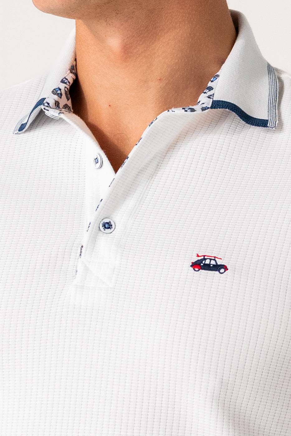 Polo blanco hombre con detalle cuello y manga