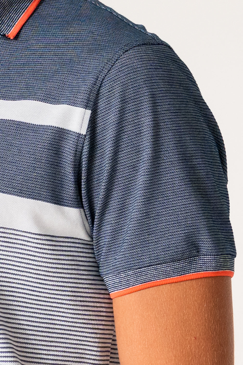 Polo de rayas marino y blanco con detalles en coral