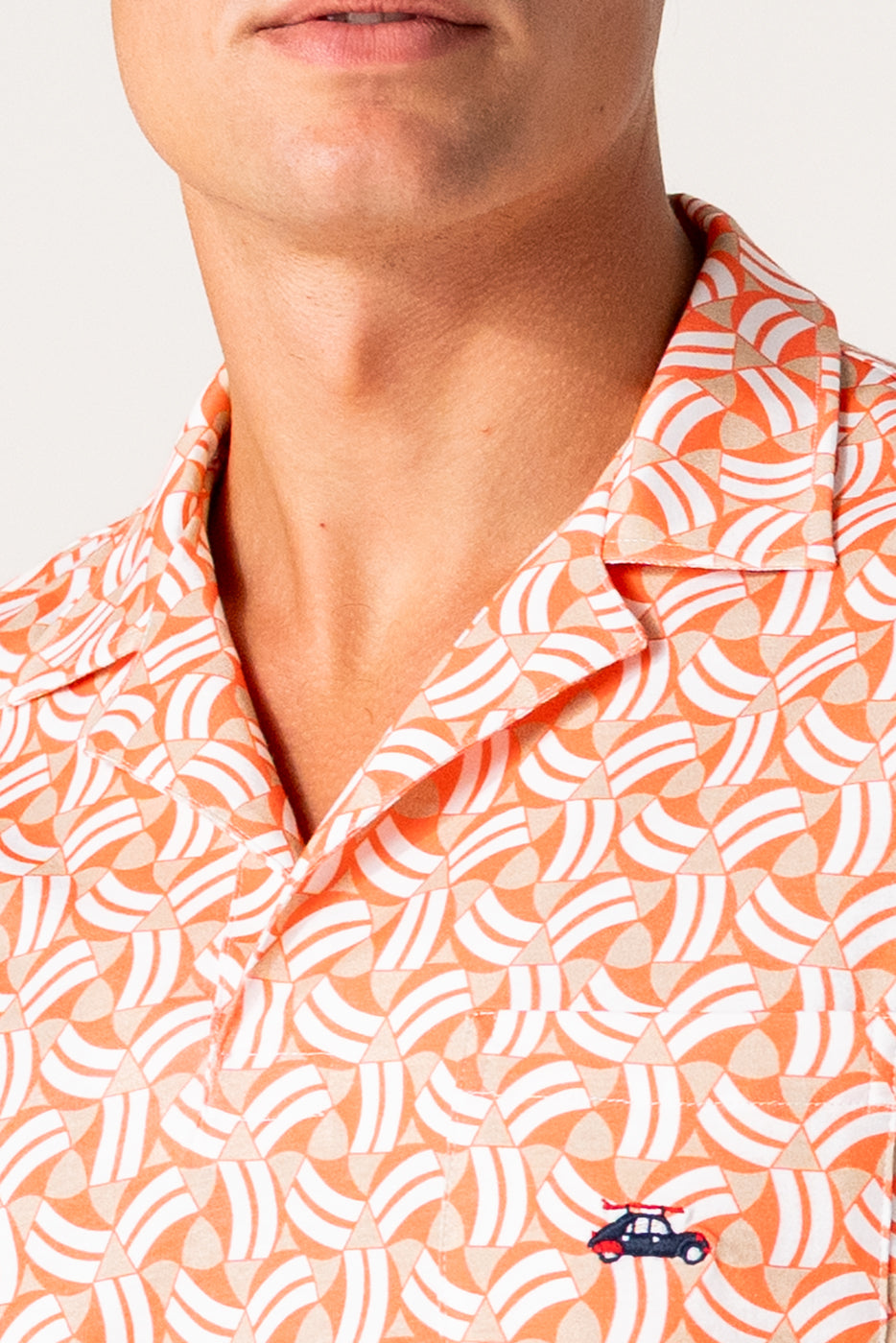 Polo cuello bowling con estampado geométrico naranja