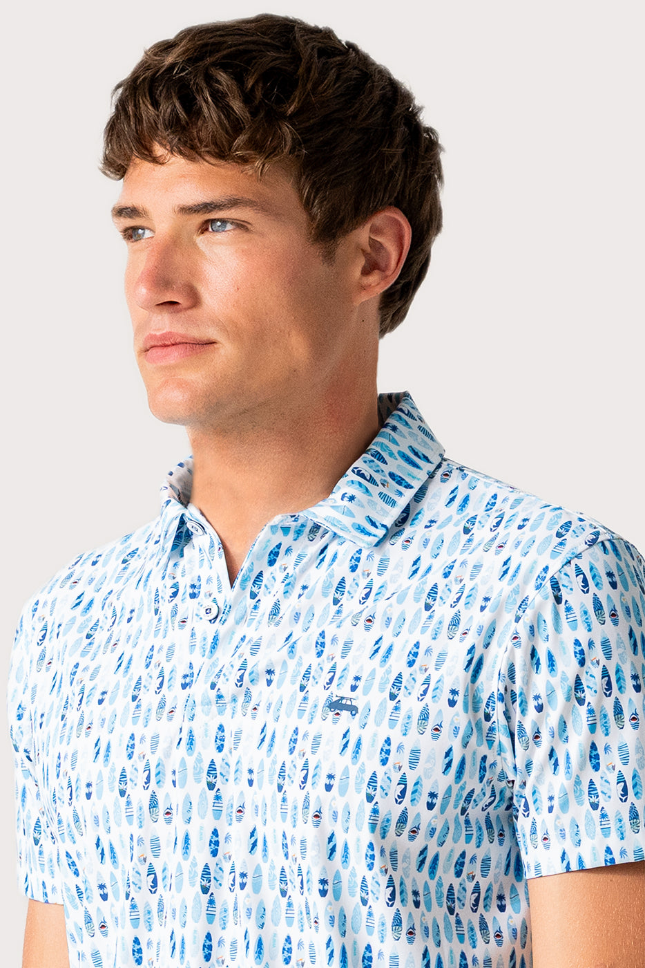 Polo hombre en tejido técnico estampado tablas de surf