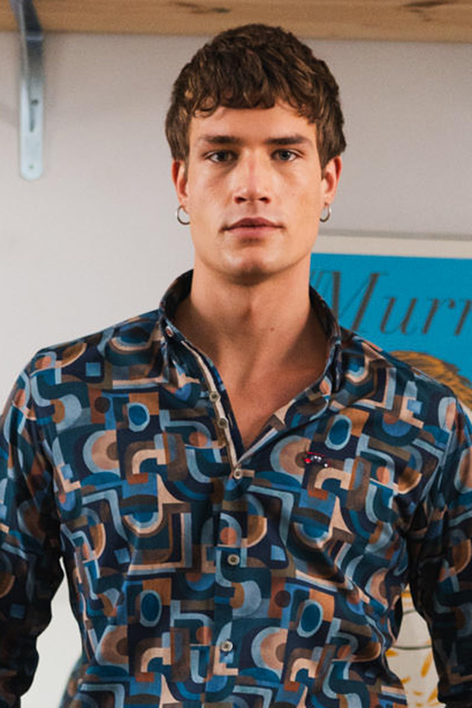 Camisa hombre estampado abstracto geométrico azul y ocre