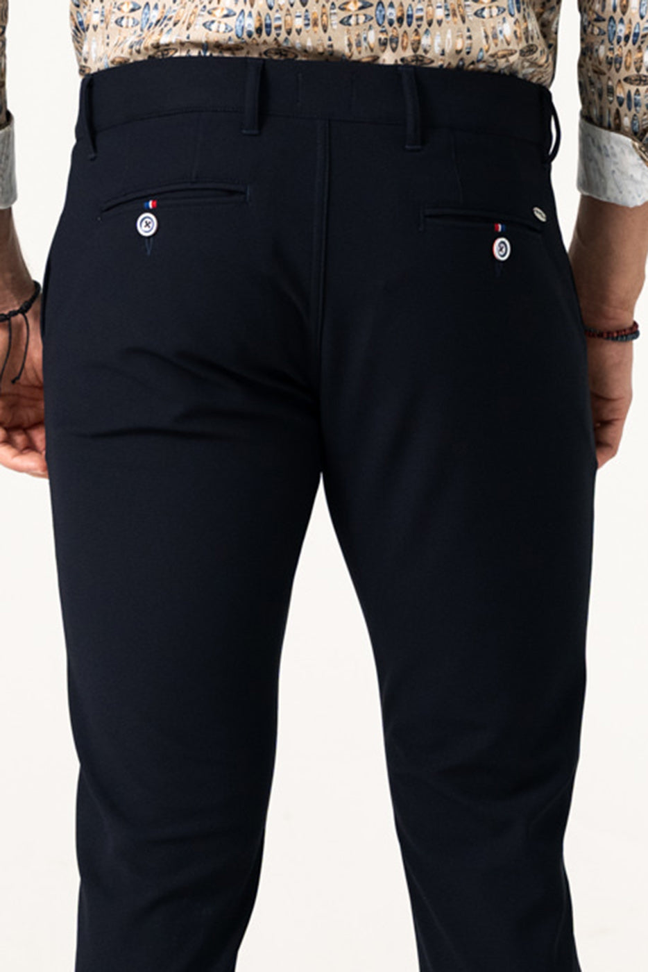 Pantalón elástico negro hombre