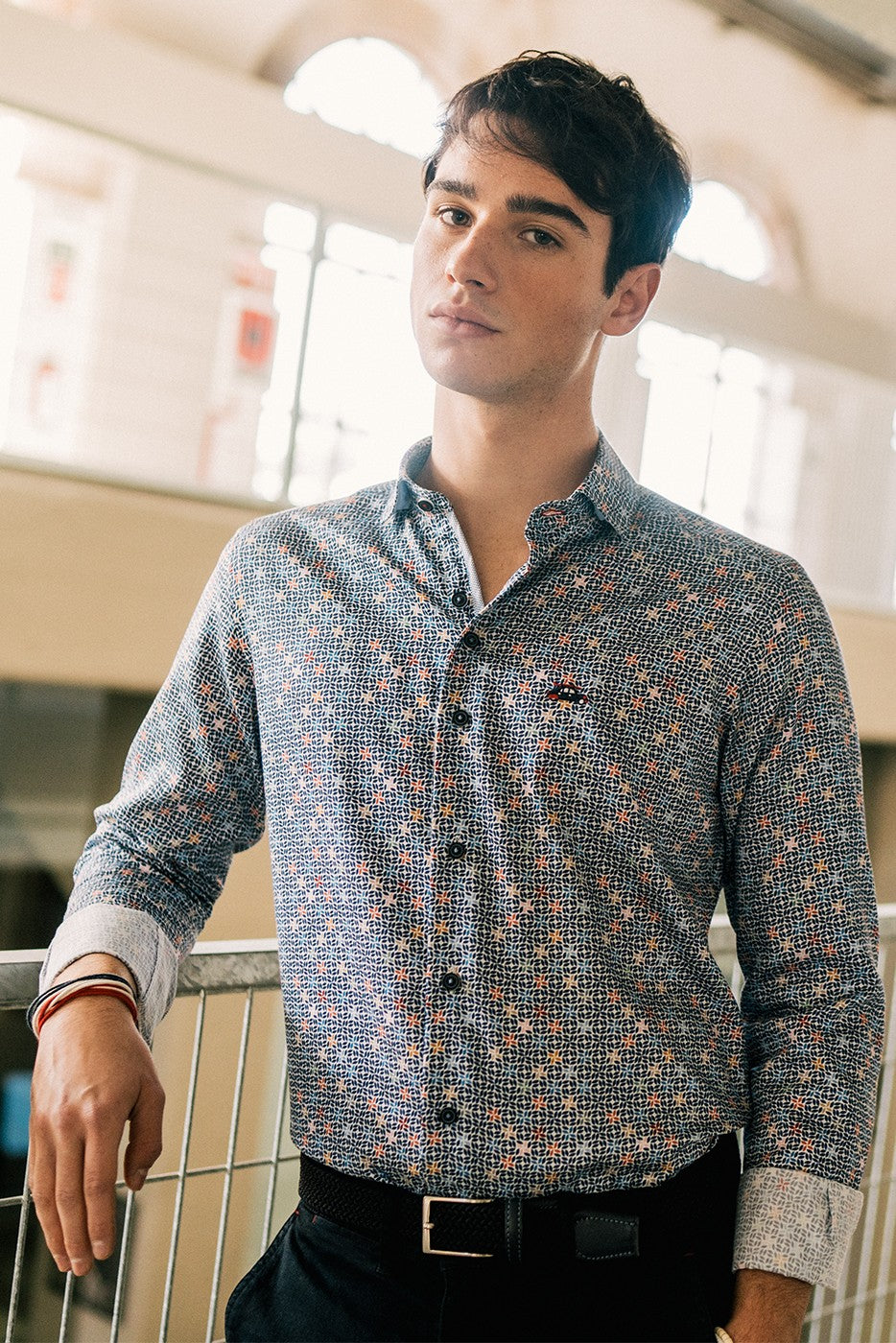 Camisa hombre con estampado geométrico multicolor