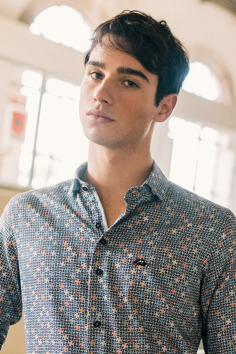 Camisa hombre con estampado geométrico multicolor