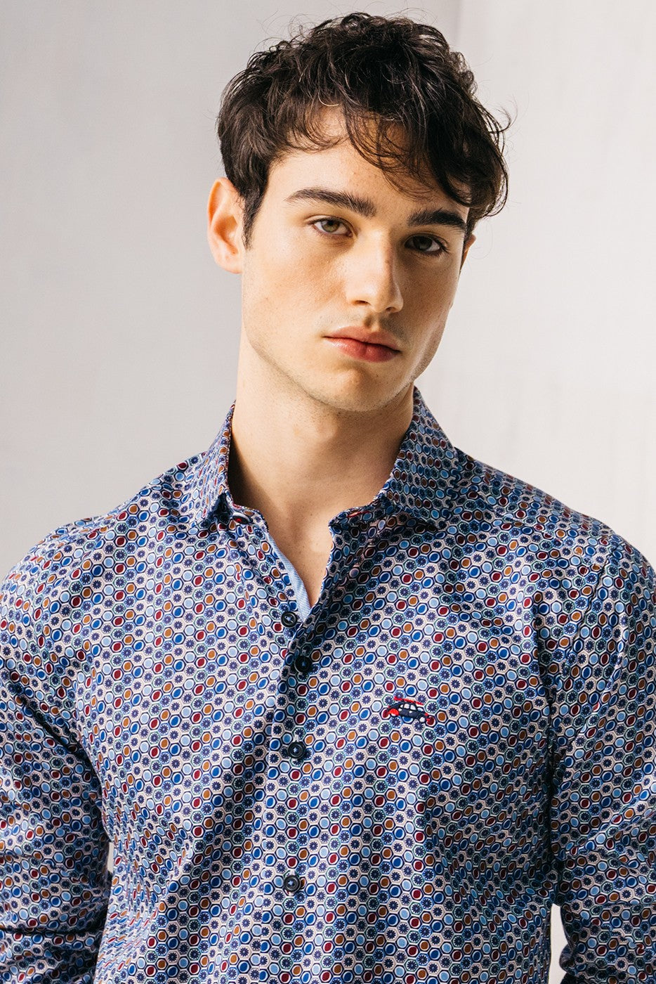 Camisa con estampado geométrico