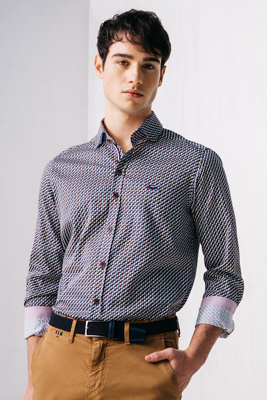 Camisa hombre estampado geométrico retro con detalle en puños