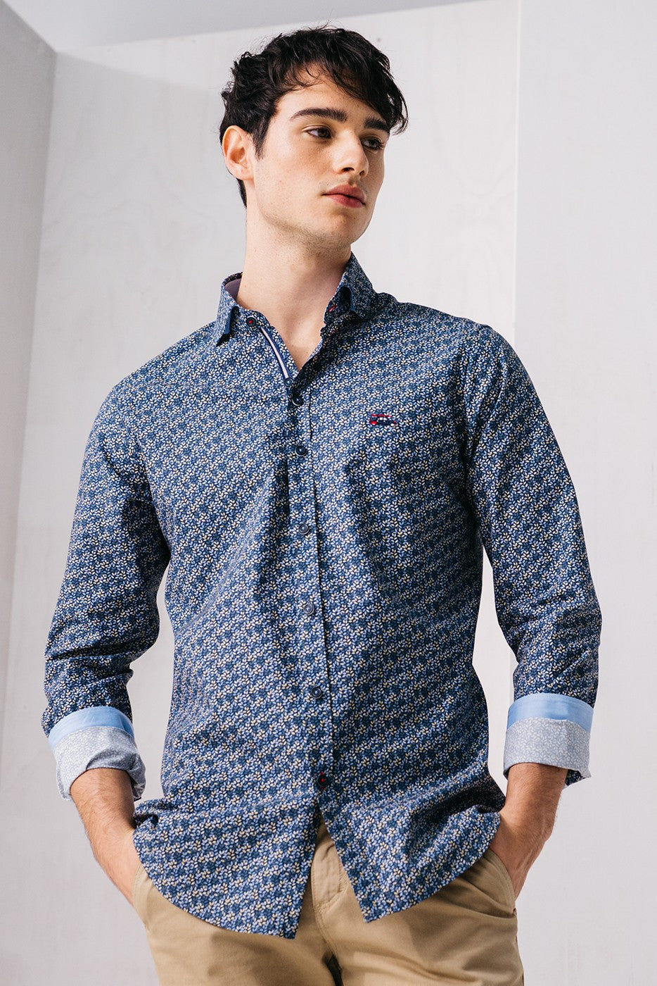 Camisa hombre estampado liberty sobre fondo marino