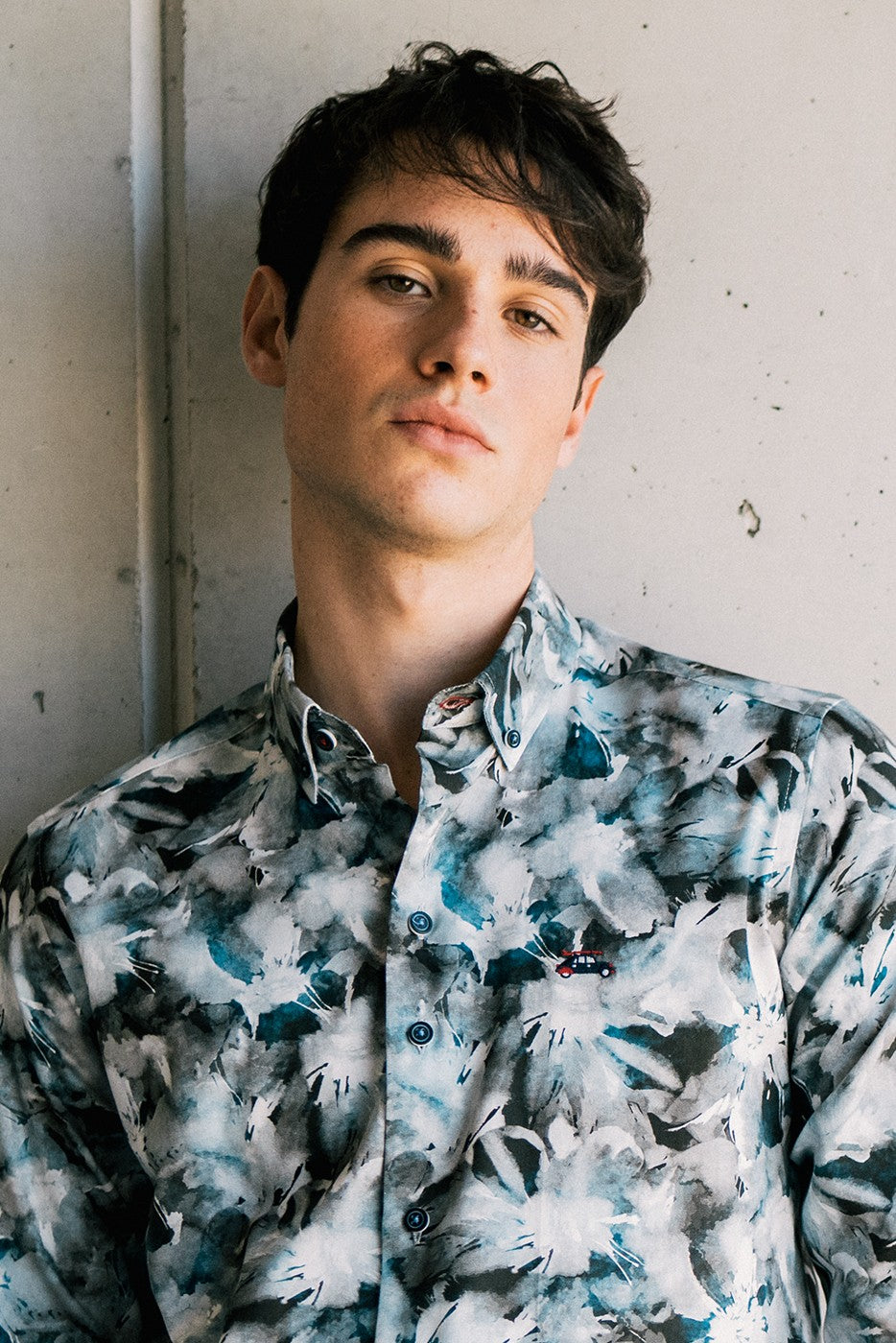 Camisa hombre estampado abstracto de flores con efecto acuarela