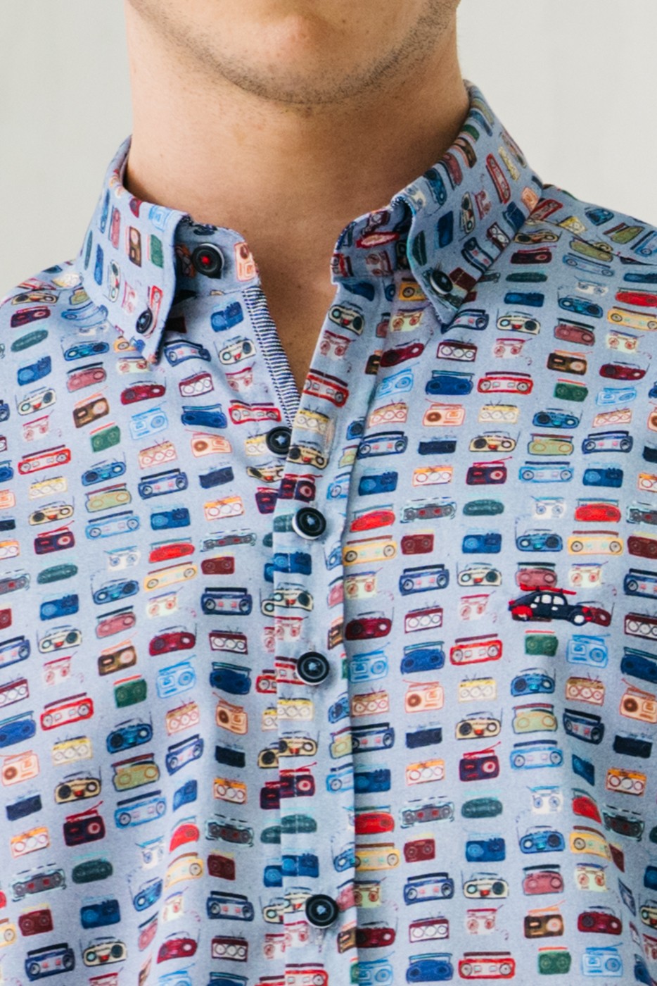 Camisa estampado vintage de radio cassettes multicolor