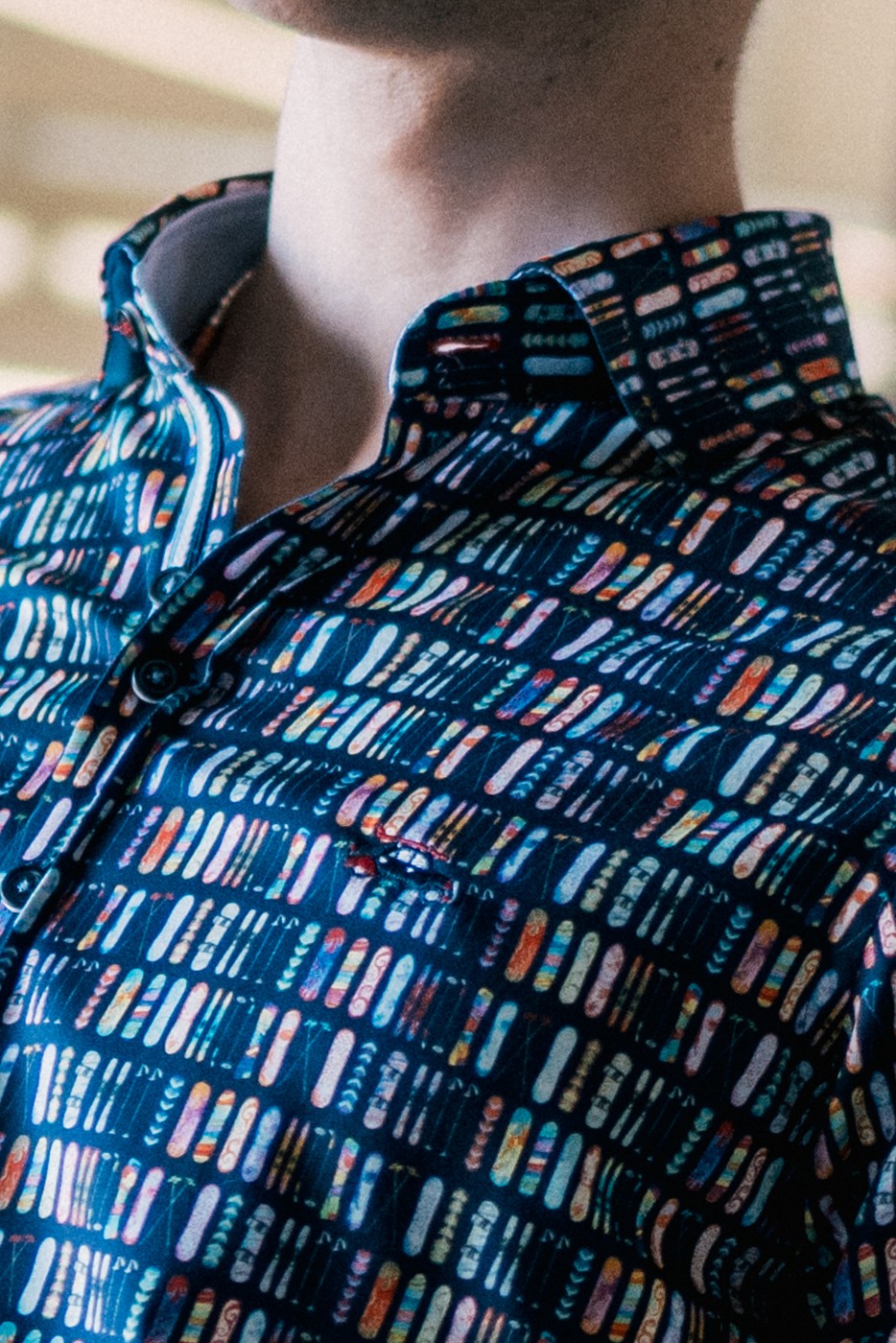 Camisa estampada hombre tablas snowboard sobre fondo marino