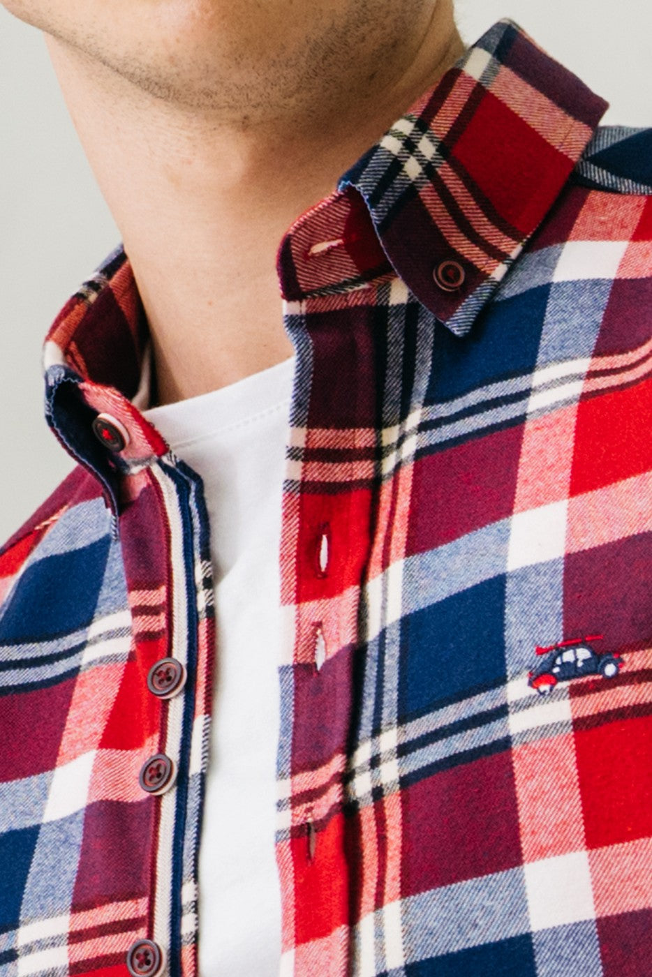 Camisa de ligera franela de cuadros escoceses en tonos rojos, marino y blanco