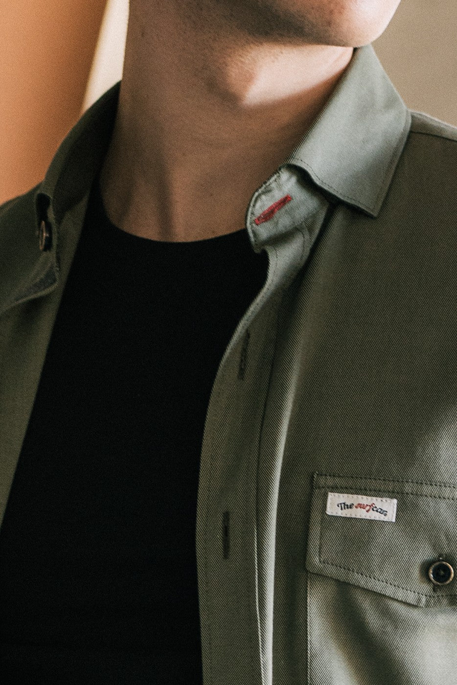 Sobrecamisa hombre color caqui con bolsillos con solapa