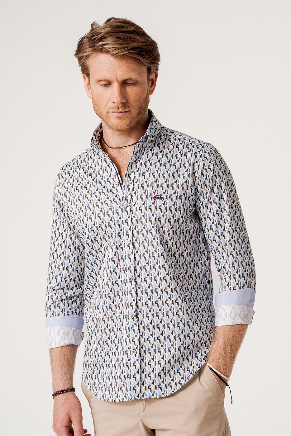 Camisa regular fit estampado abstracto multicolor