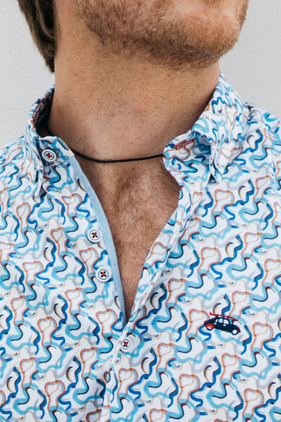 Camisa hombre slim fit estampado abstracto azul y marrón