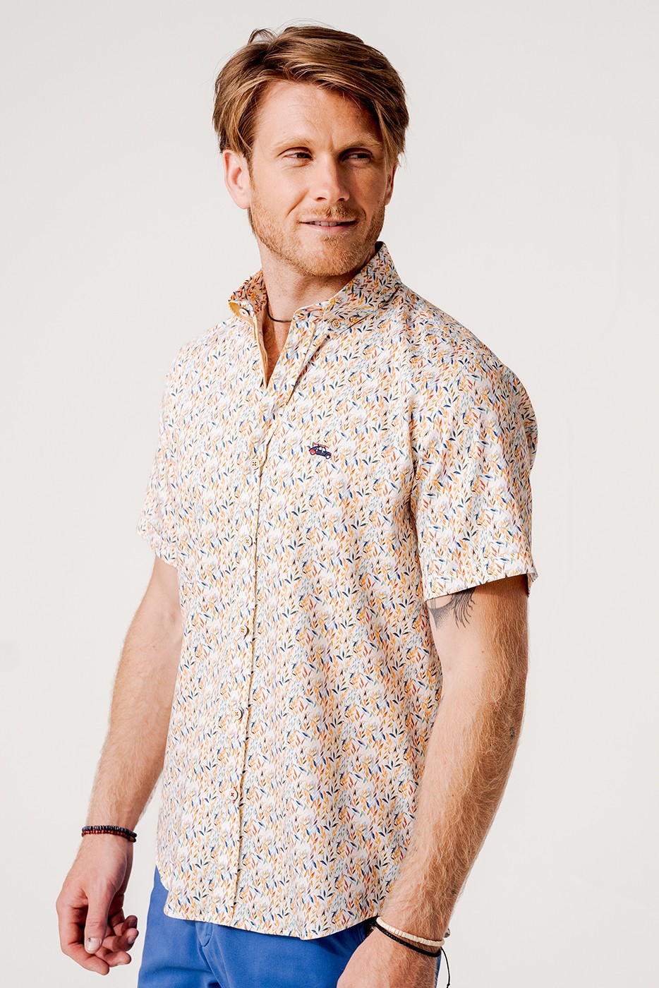 Camisa manga corta regular fit estampado hojas multicolor