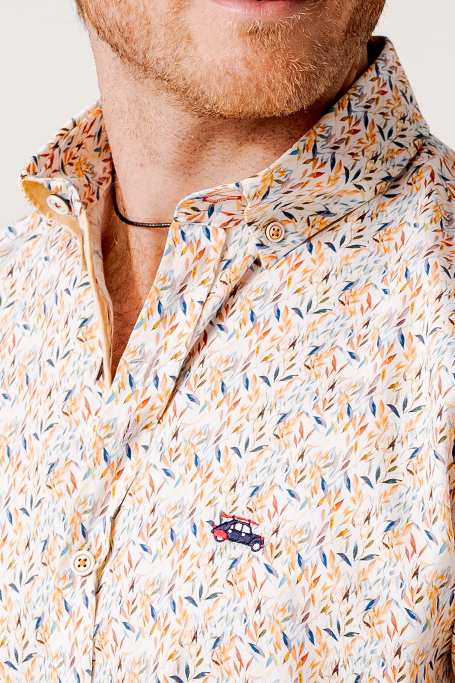 Camisa manga corta regular fit estampado hojas multicolor