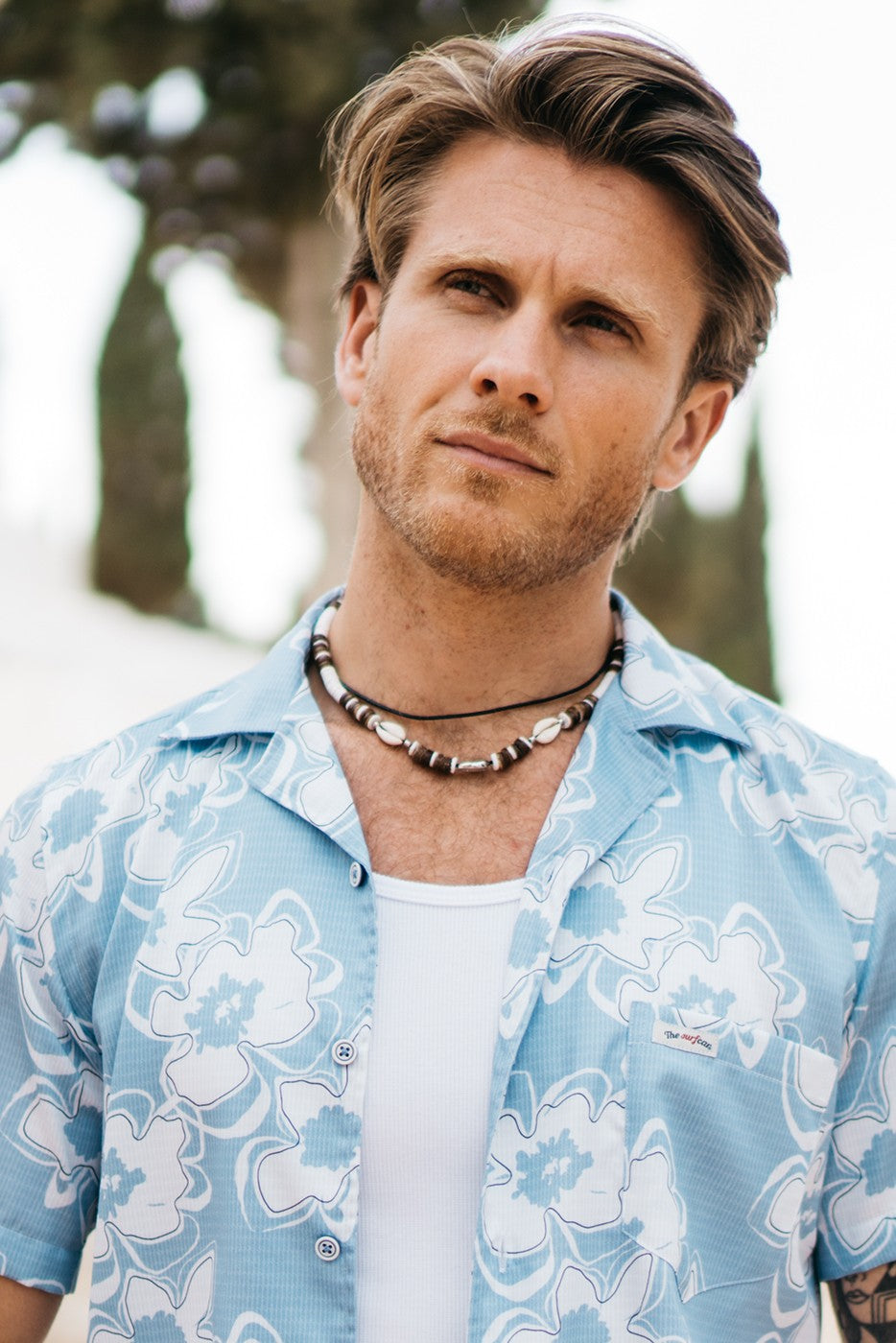 Bowling flores fondo azul celeste