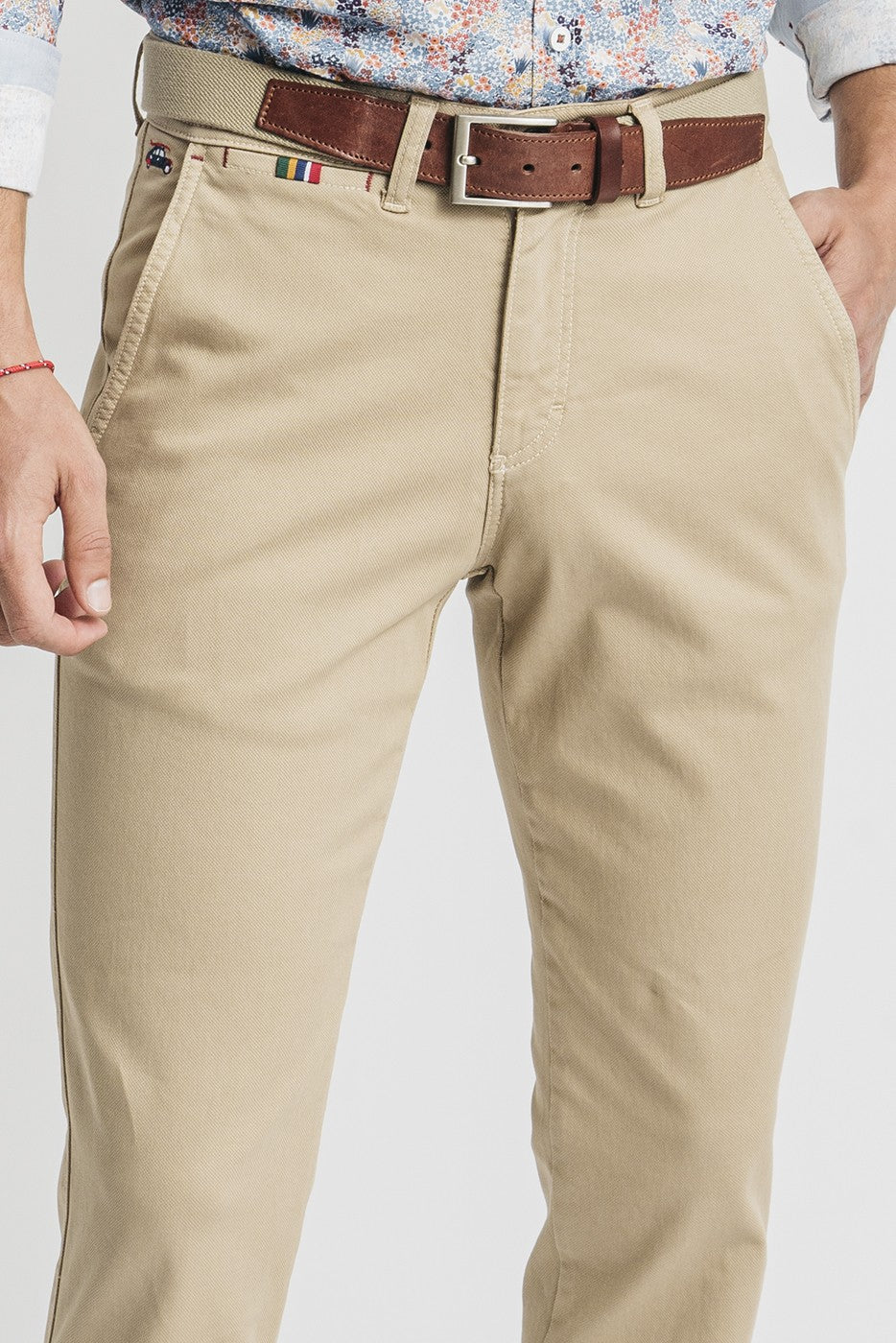Pantalón chino slim fit color beige