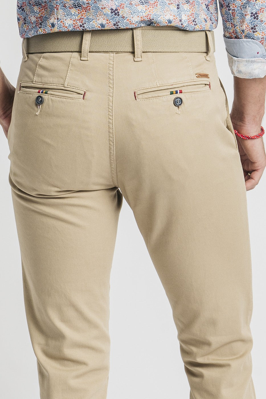 Pantalón chino slim fit color beige