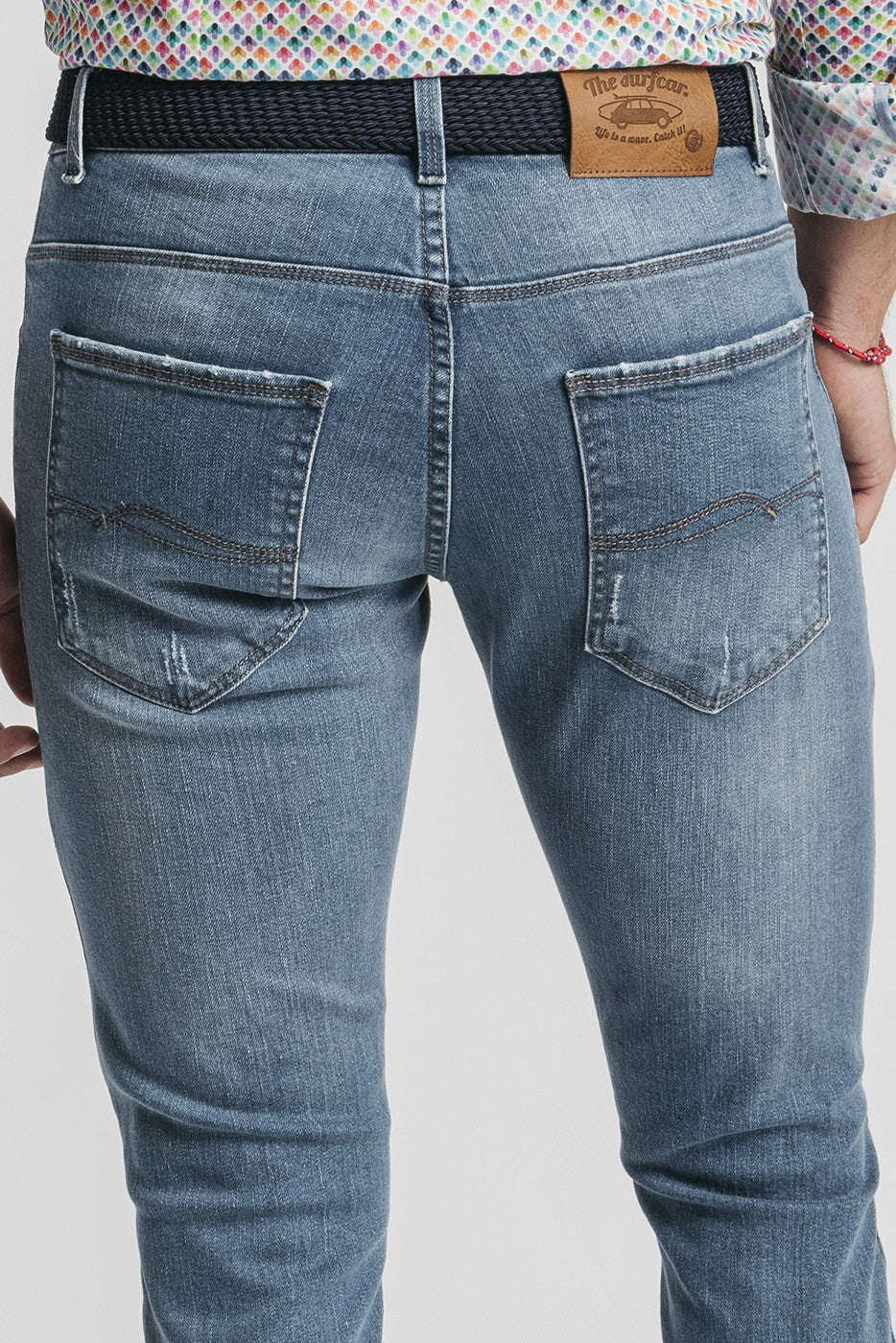 Pantalón vaquero con bigotes