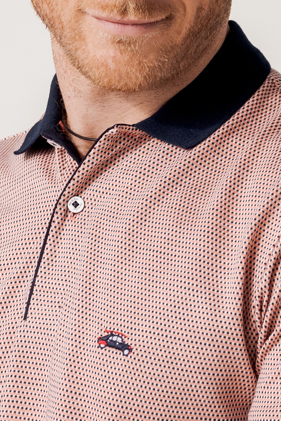 Polo jacquard textura manga corta color coral y marino