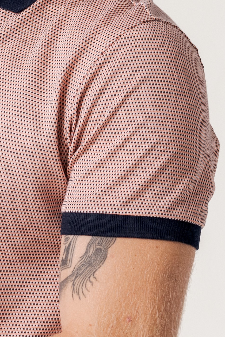 Polo jacquard textura manga corta color coral y marino