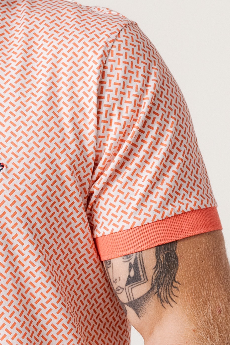 Polo manga corta estampado abstracto rayas coral